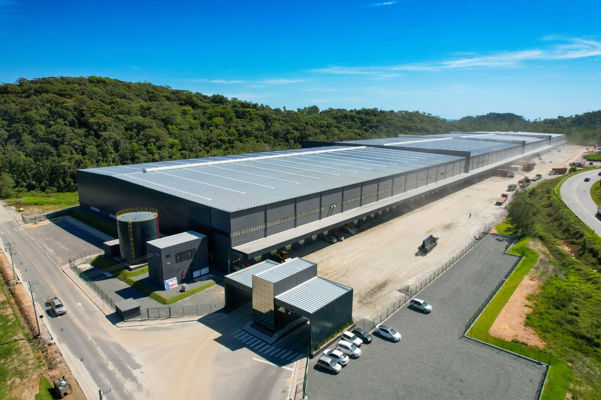 Galpão logístico em estrutura metálica projetado pela Vieira Mello