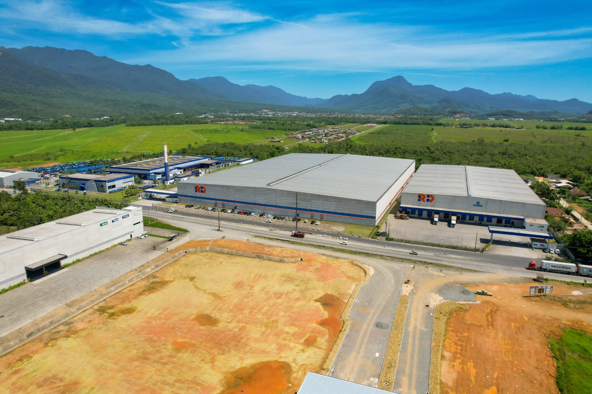 Complexo industrial com galpões em ampliação
