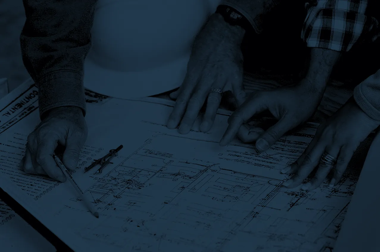 Equipe analisando pranchas de projeto