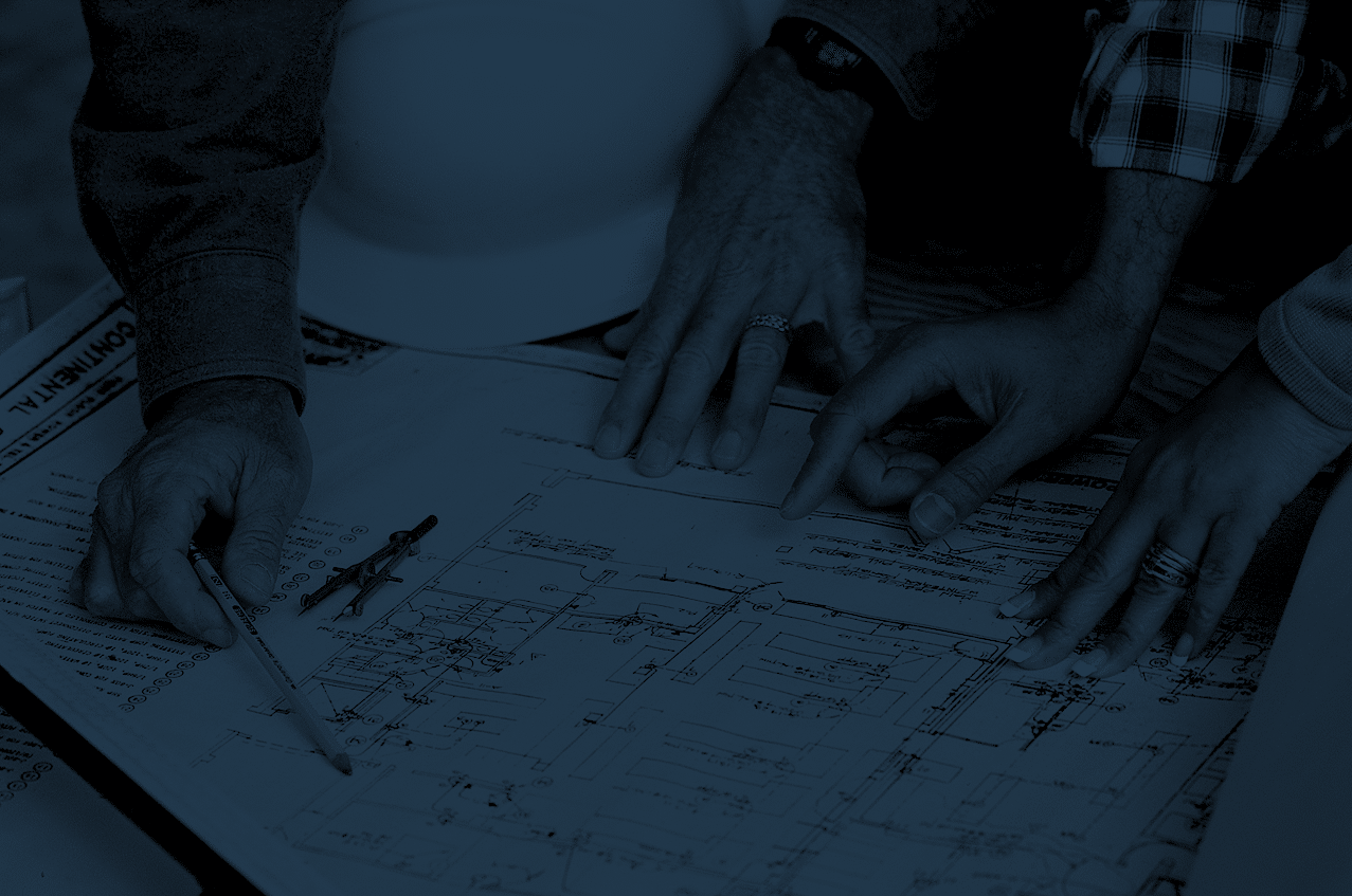 Equipe analisando pranchas de projeto